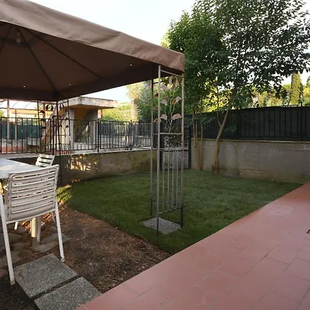 펜션 Little Garden 사르자나